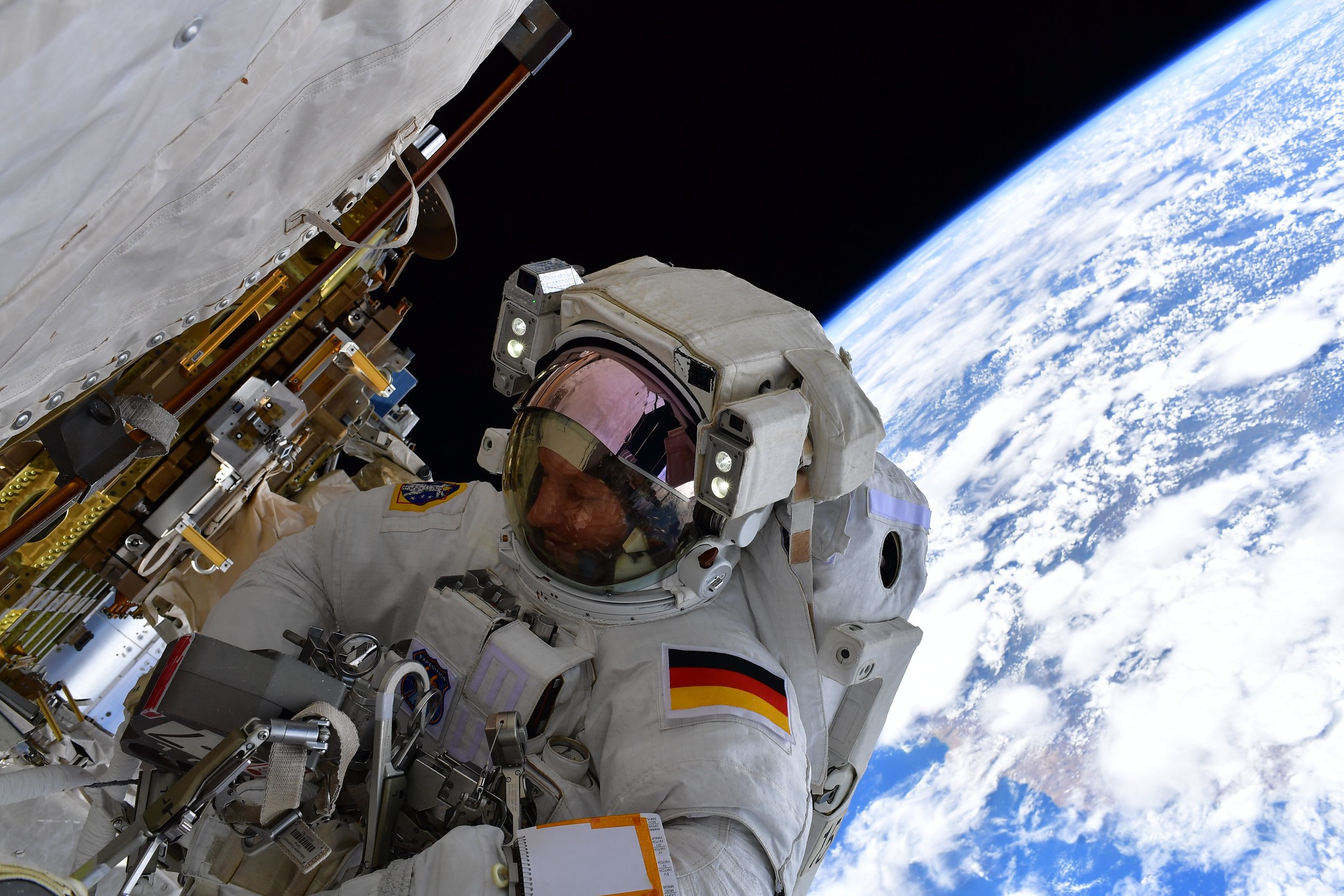 Cette Photo De La Station Spatiale Avec Deux Astronautes Sortis Dans Lespace A été Prise De La 